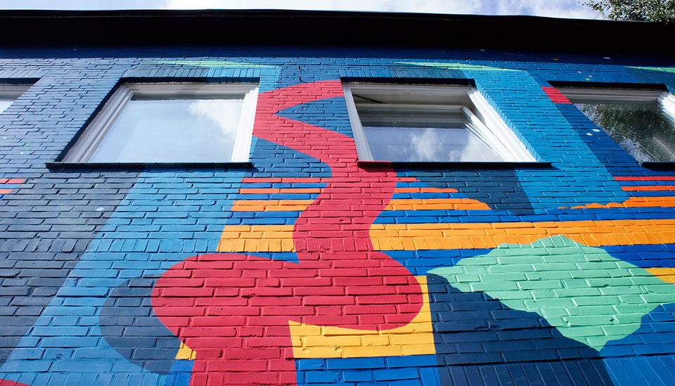 Bunte Fassadengestaltung – abstrakte urban art in Hamburg