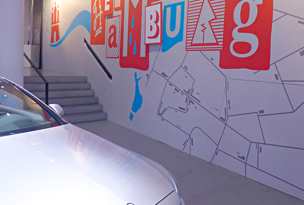 Typografische Wandgestaltung im Mercedes me store in Hamburg